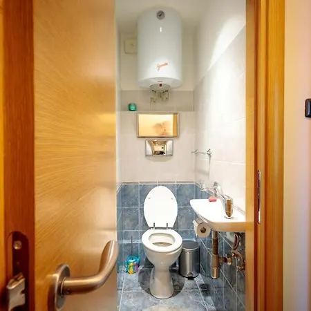 - Location, Near Center! Lejlighed